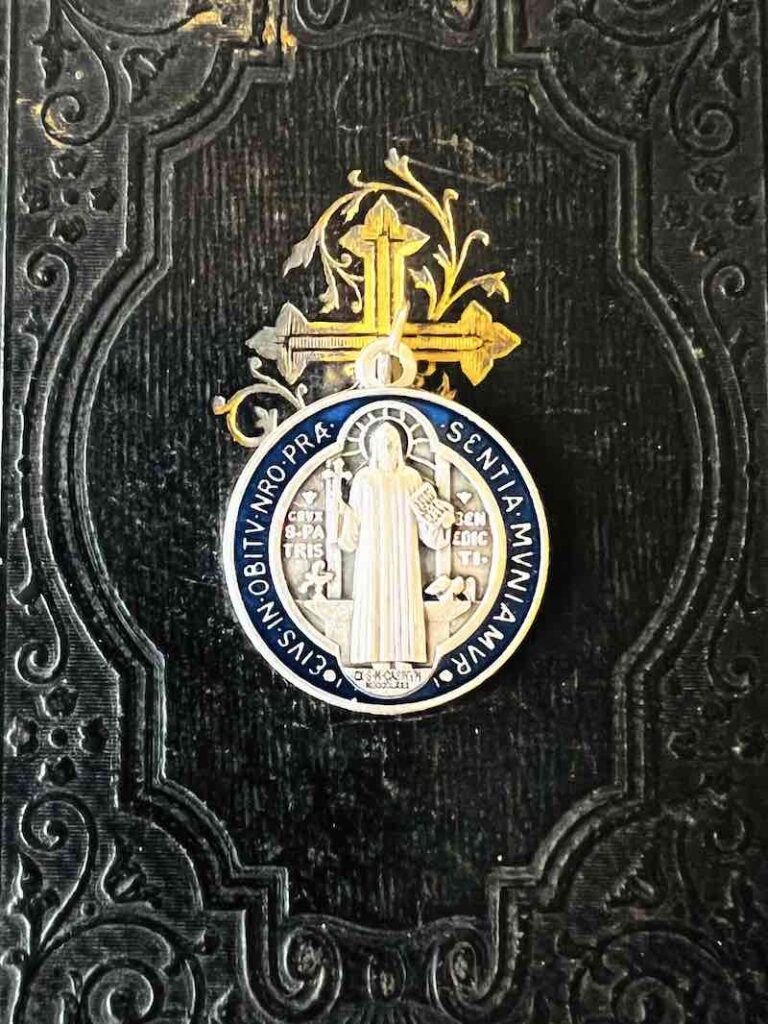 Benedikt Medaille farbig 2,5cm