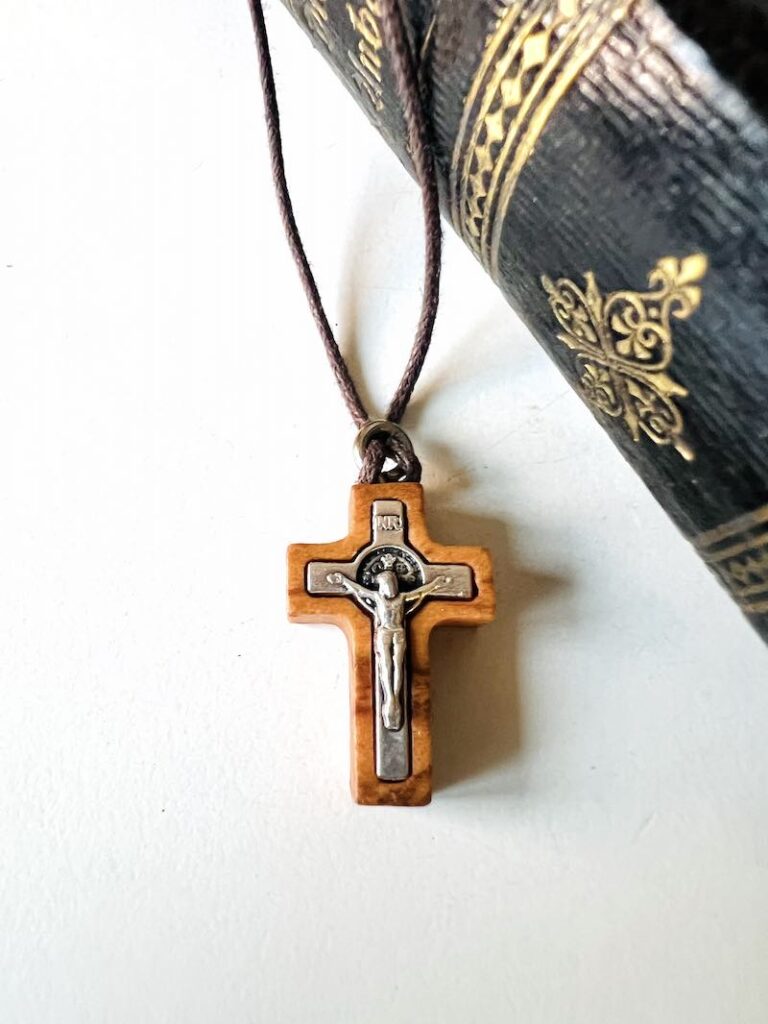 Kreuz Anhänger Olivenholz mit Schnur